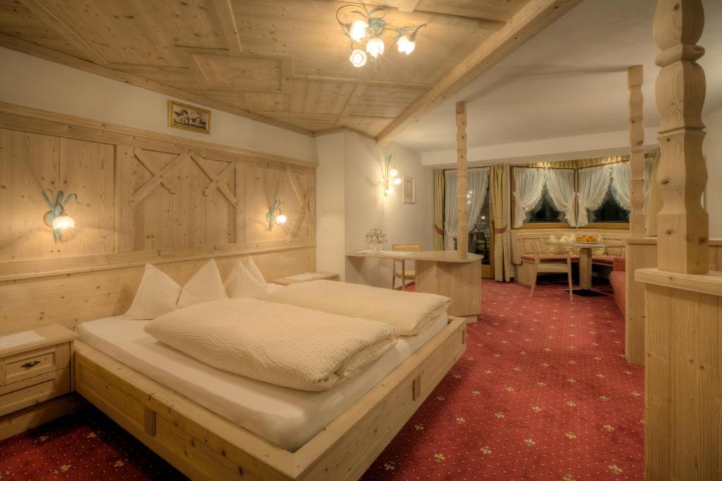 Hotel Ciasa Ai Pini San Cassiano  Ruang foto