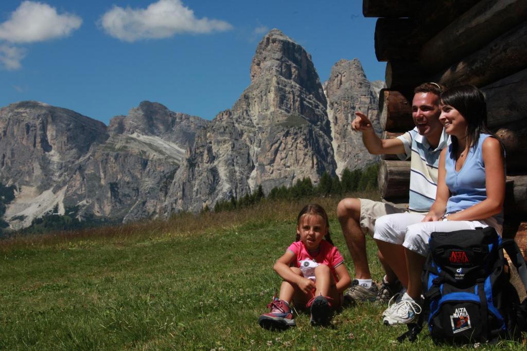 Hotel Ciasa Ai Pini San Cassiano  Bagian luar foto