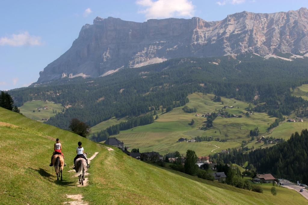 Hotel Ciasa Ai Pini San Cassiano  Bagian luar foto