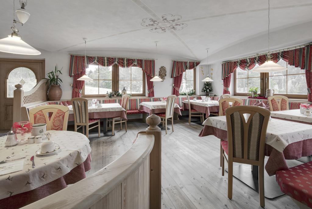 Hotel Ciasa Ai Pini San Cassiano  Bagian luar foto