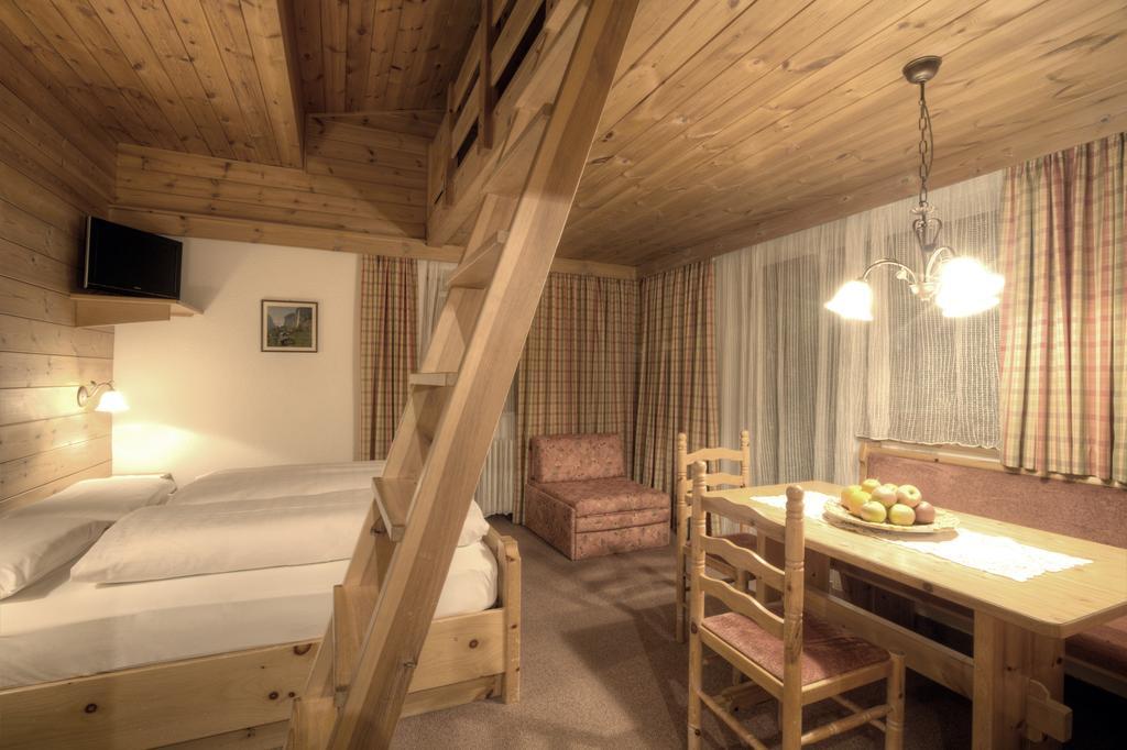 Hotel Ciasa Ai Pini San Cassiano  Ruang foto
