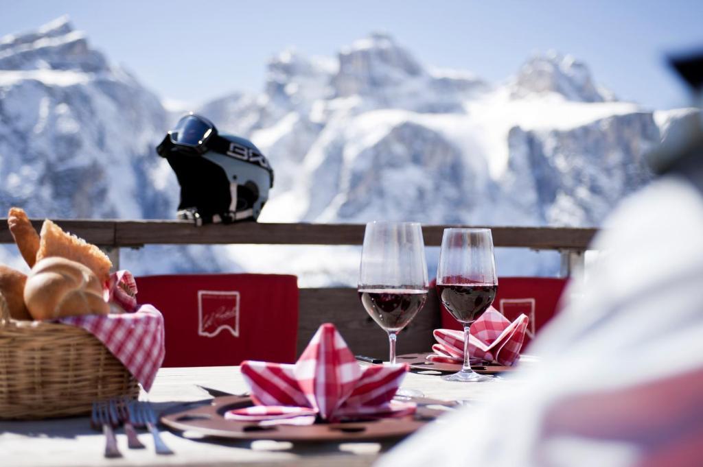 Hotel Ciasa Ai Pini San Cassiano  Bagian luar foto