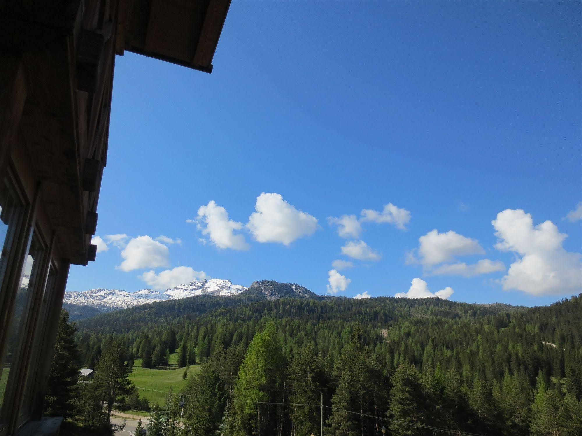 Hotel Ciasa Ai Pini San Cassiano  Bagian luar foto