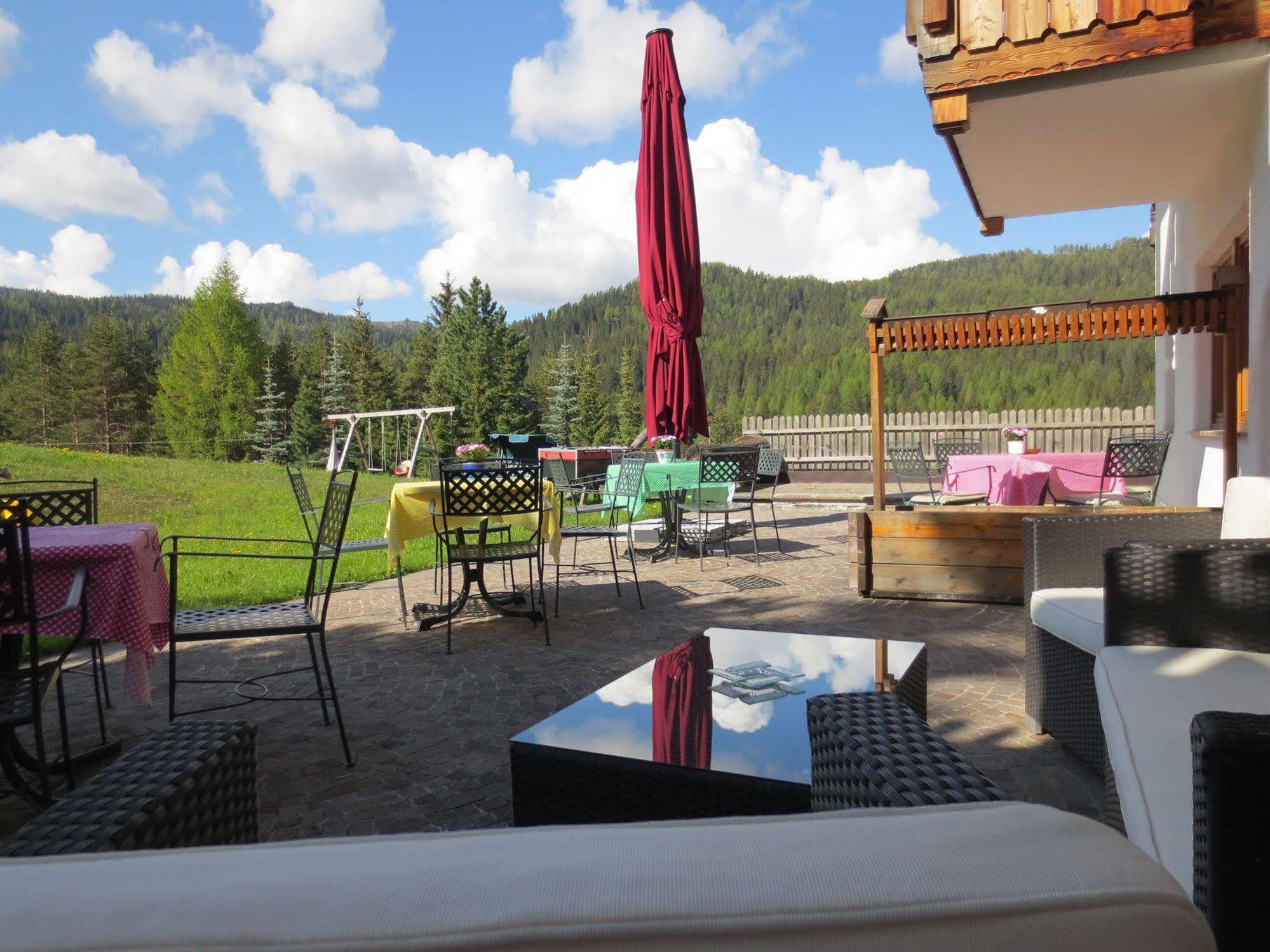 Hotel Ciasa Ai Pini San Cassiano  Bagian luar foto